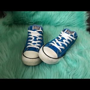 Women’s blue converse